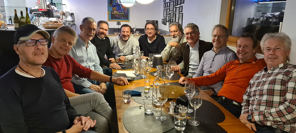 Die gesamte 55er Mannschaft des TC Dorbirn beim Abendessen im Clubhaus mit Lukas Marberger und seinem legend�ren Fondue