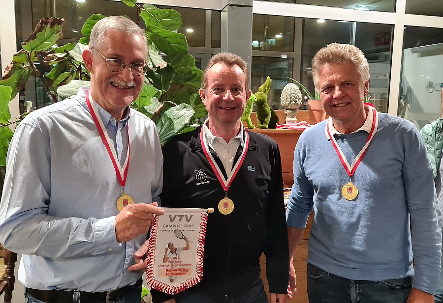 Elmar, R�bi und Peter nahmen die Auszeichnung als VMM-Sieger der Herren 55 A Liga 2021 im Namen der gesamten Mannschaft entgegen